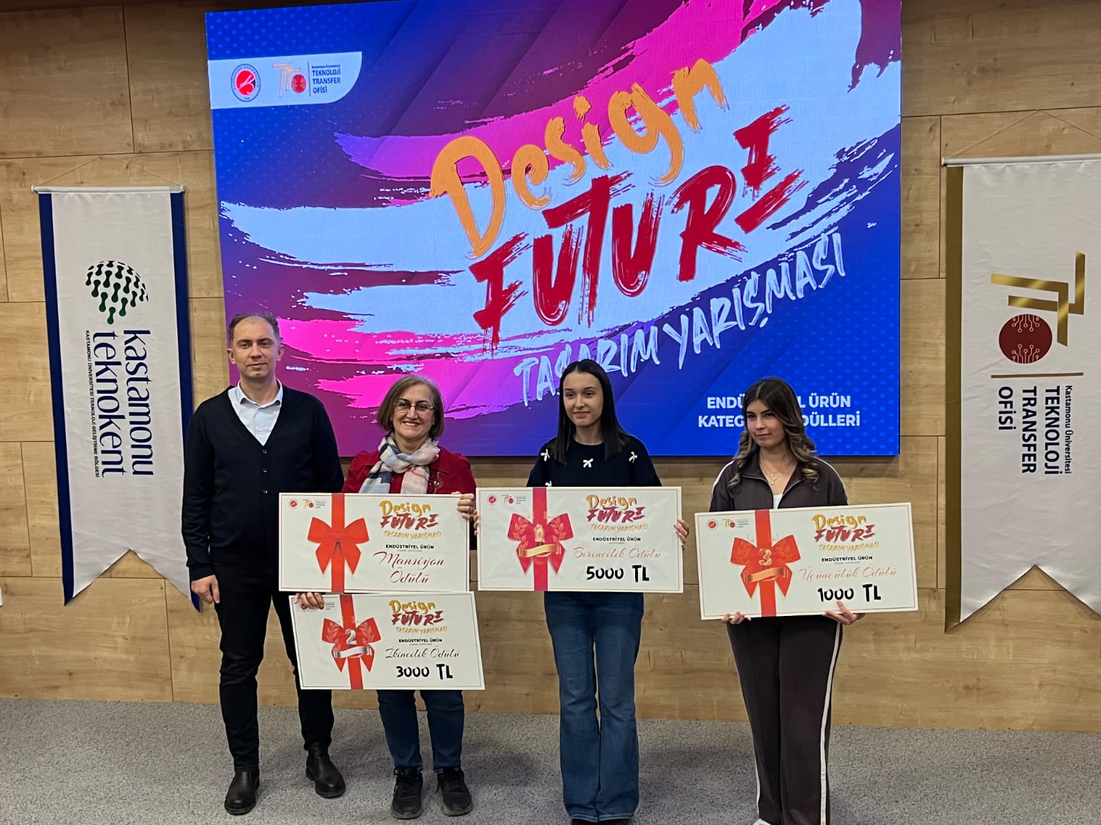 “Design Future” Tasarım Yarışmasında Öğrencimiz Elanur Toykar 1. Oldu.